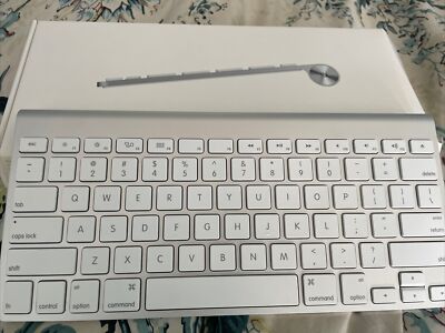 Clean and tested genuine Apple A1314 Bluetooth Aluminum keyboard Silver with box