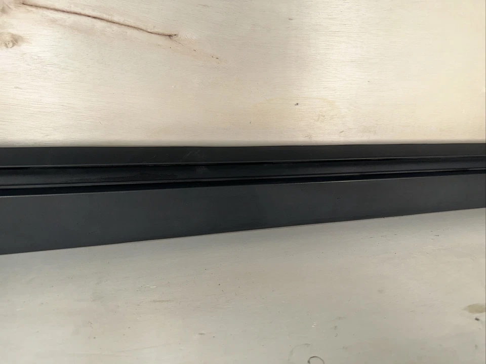 Moldura de panel basculante derecho Chevrolet Volt 2011-2015 OEM 22810846 Foto 3 de 4