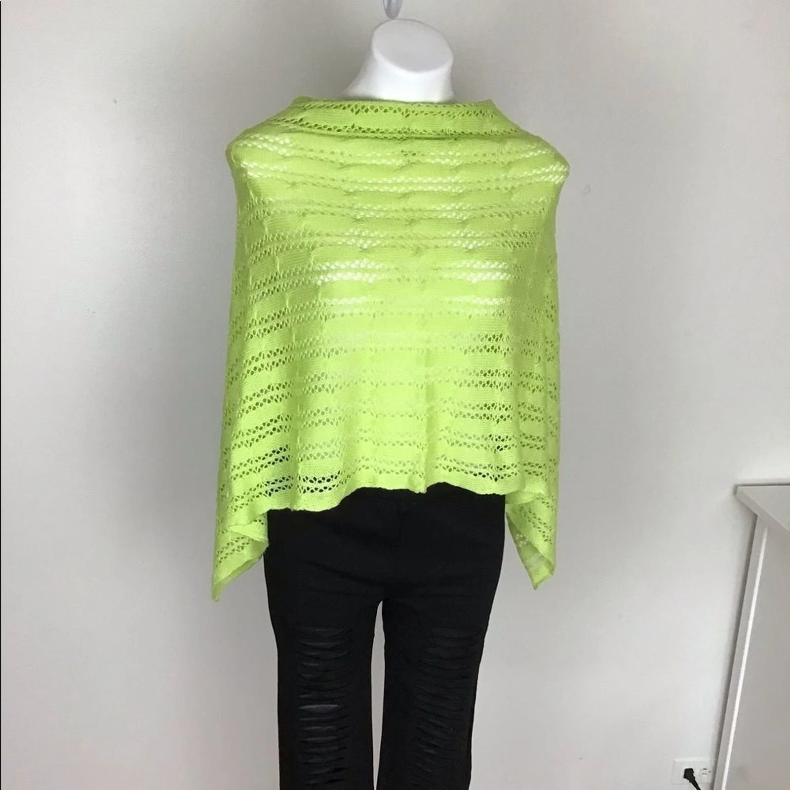 Liz Claiborne mint green crochet sweater poncho size OS.