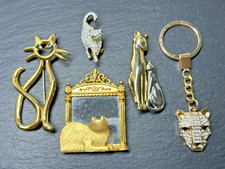 4 GOLD TONE FELINE CAT BROOCH PINS  1 GOLD TONE RHINESTONE KEYCHAIN M625