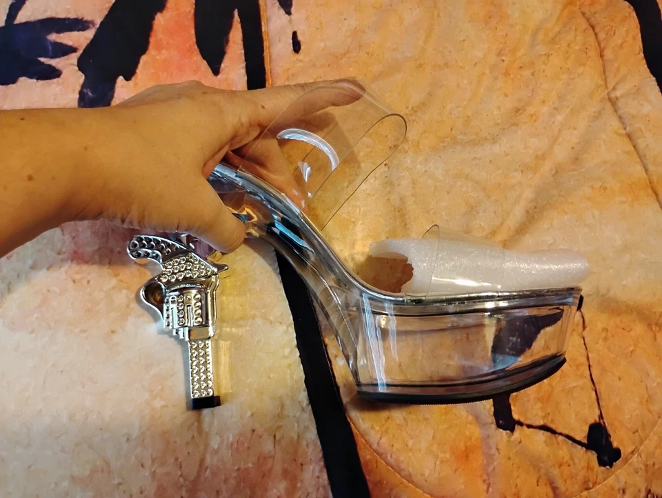 Gun themed rhinestone platform heels size 9 - Изображение 3 из 3