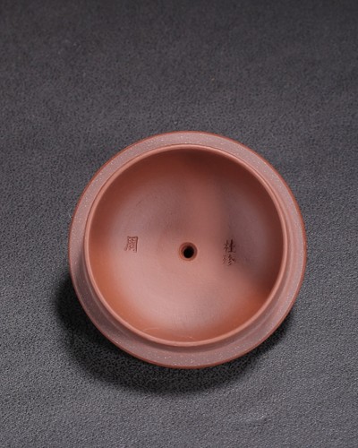 Exquisita tetera china de arcilla Yixing Zisha hecha a mano (潘壶 底款:周桂珍) - Imagen 7 de 9
