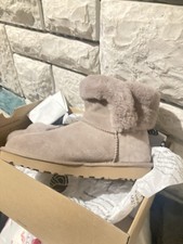 UGG Women s Saniya Shearling Size 6