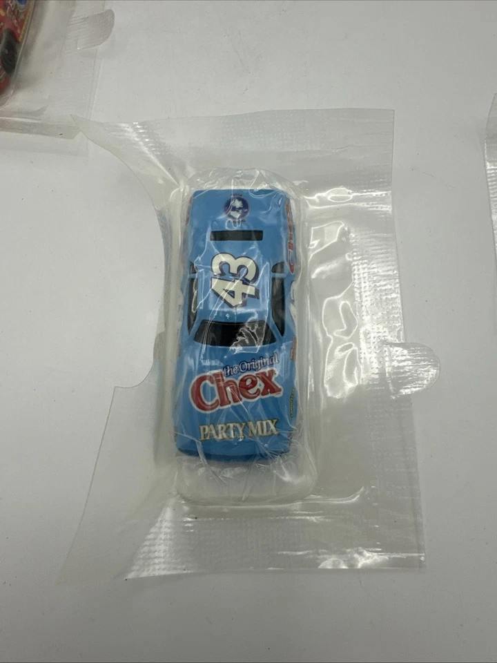 Hot Wheels ~ General Mills ~ 3 autos diecast sellados saludo a Richard Petty #43 Foto 3 de 4