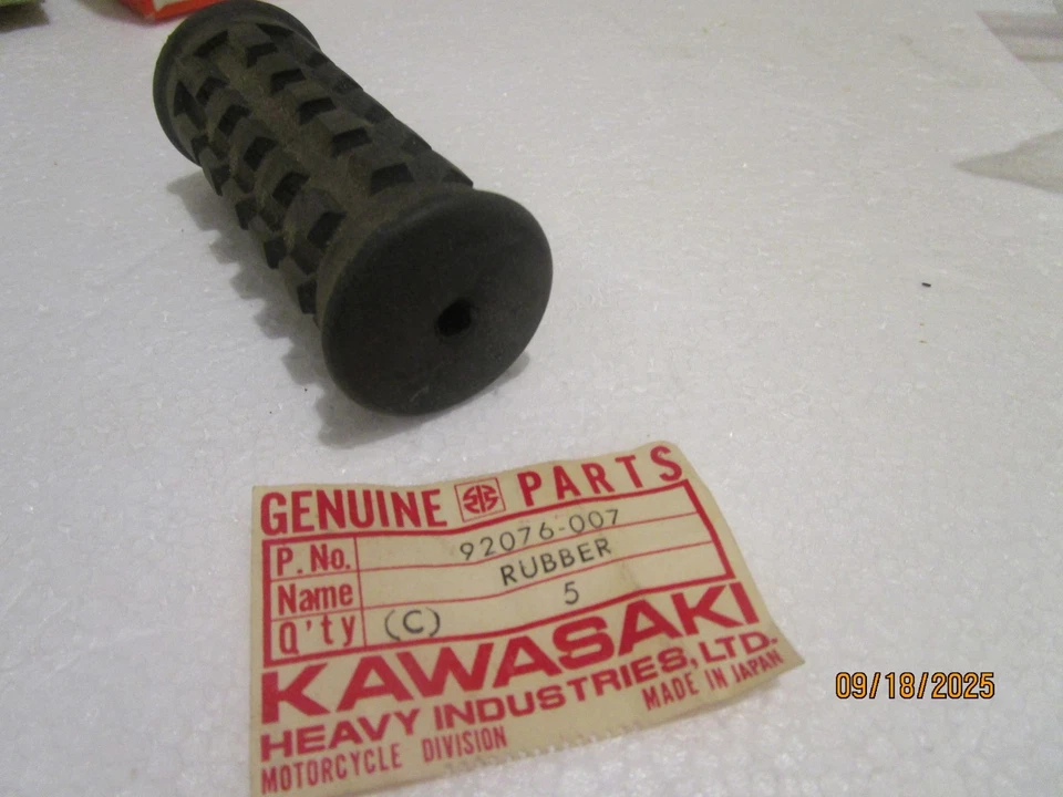 Nuevo de Lote Antiguo Kawasaki C2SS C2TR F3 F4 OEM Reposapiés Trasero Goma PN:92076-007 Foto 2 de 4