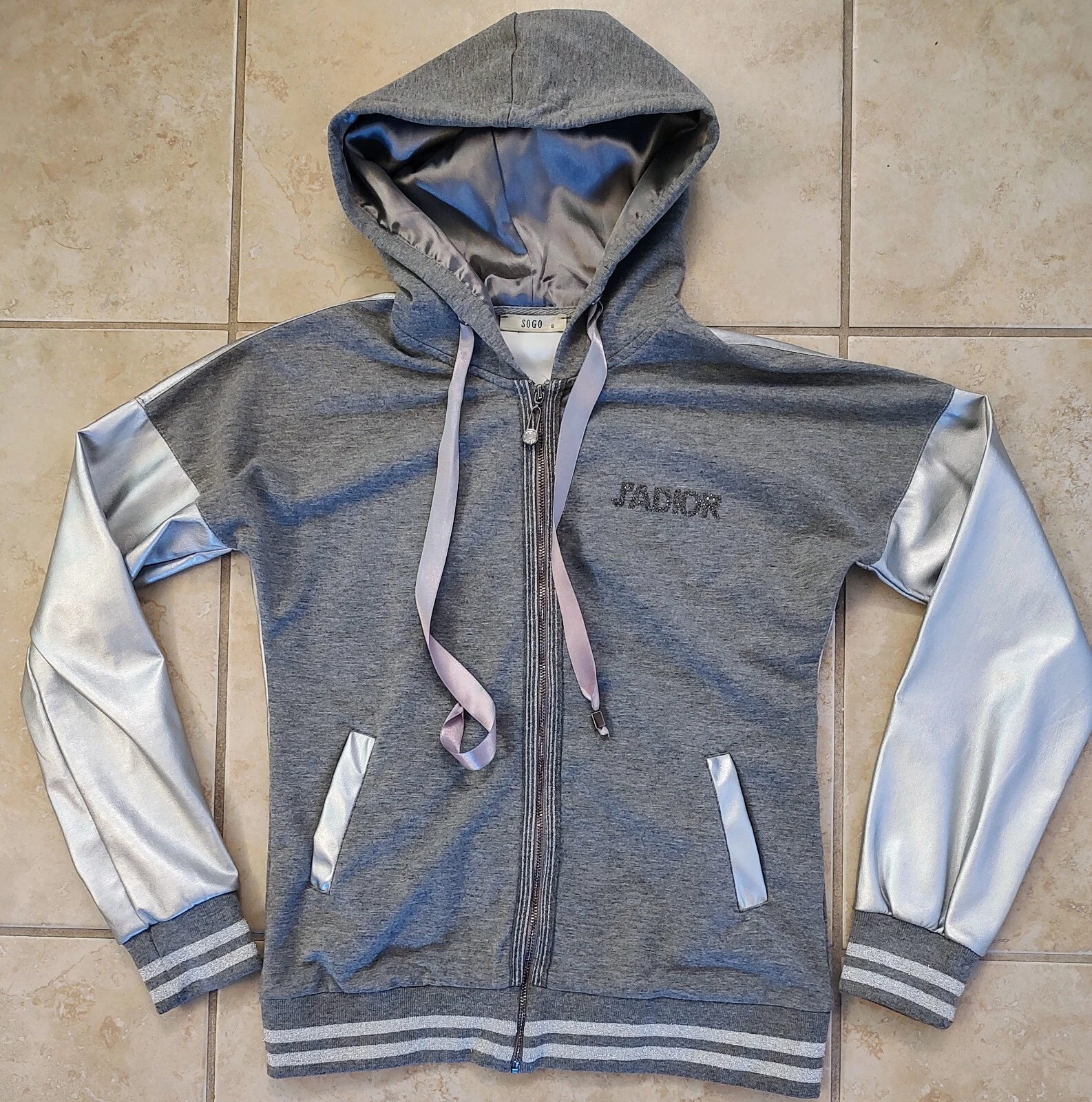 Giacca felpa Sogo Designer sportiva logo Shic Dior Swarovski indossata due volte