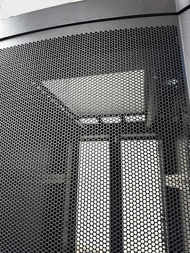 APC AR2100BLK NETSHELTER SX 42U SERVER RACK AR3100 Enclosure - Picture 4 of 4