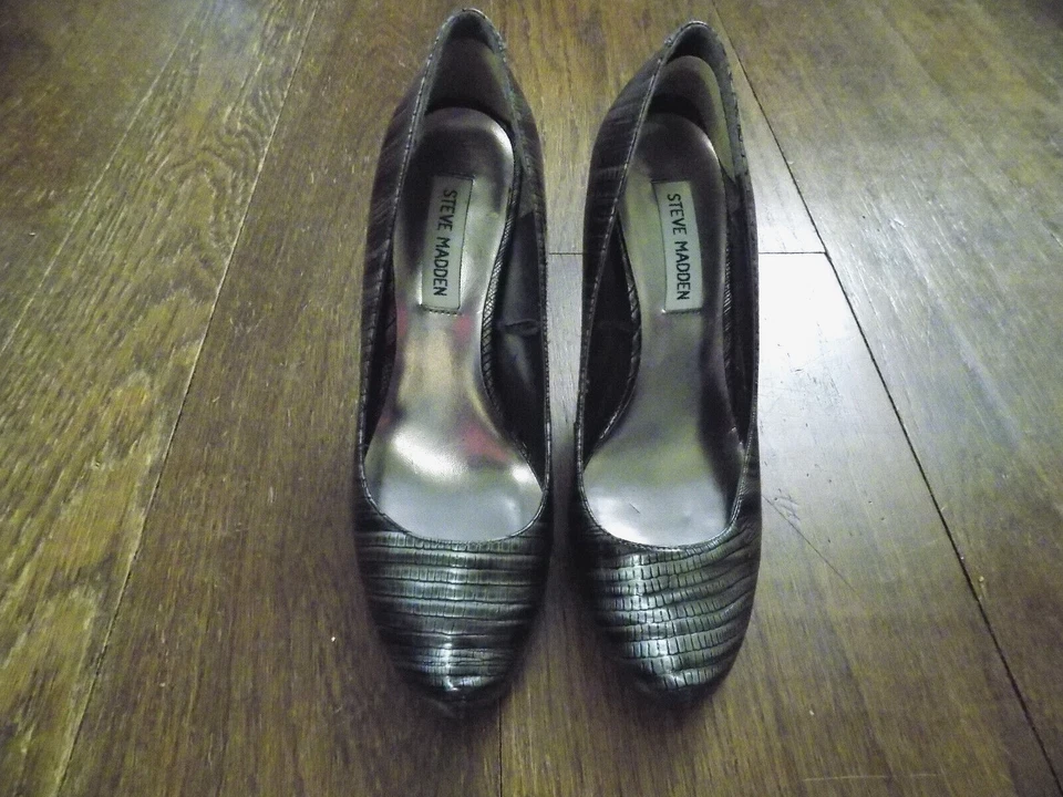 Steve Madden Gris Metálico Negro Serpiente Sexy Plataforma Oculta Bombas 4.5" Tacones 7 Foto 2 de 4