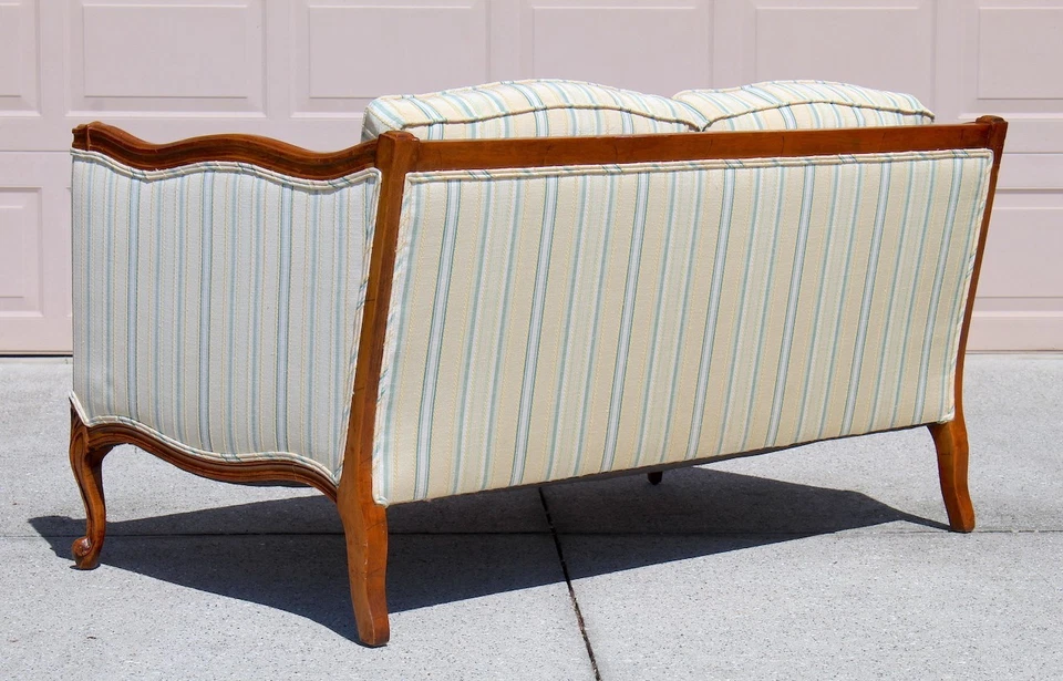 Sofá vintage francés estilo Luis XV con tapicería a rayas Foto 4 de 4