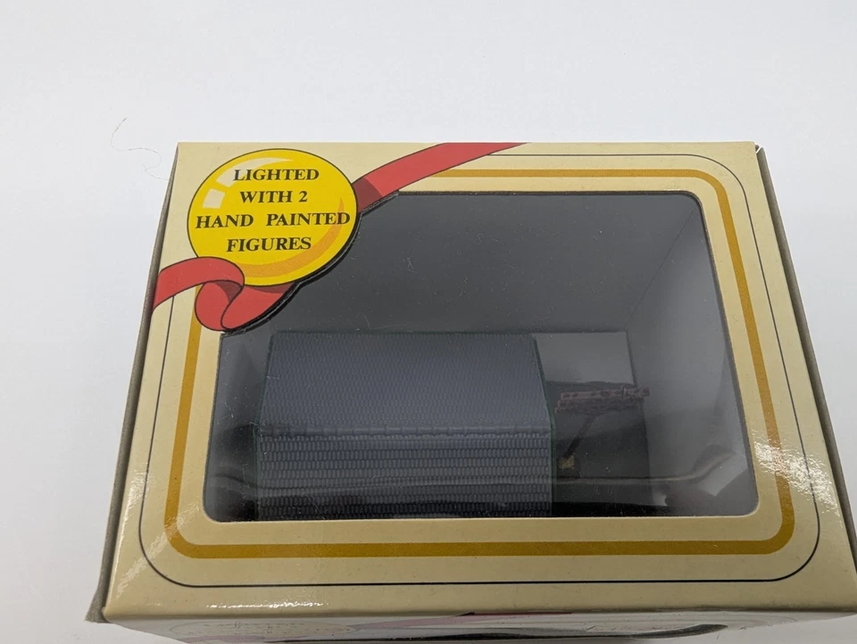 Model Power N Scale Building Lighted Wayside Station With 2 Figures #2562 NEW - Image 2 of 4