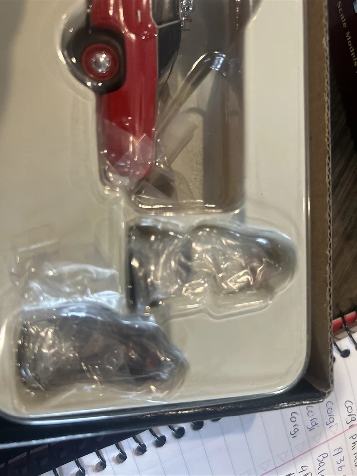 Corgi Chicago Fire Department Series Fire Rescue Vehicle 2 Firefighter Figures - Image 4 of 4