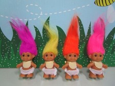 JUEGO DE 4 BEBÉS DE PIE EN BABEROS Y PAÑALES - 2" Russ Troll - NUEVO STOCK EN TIENDA