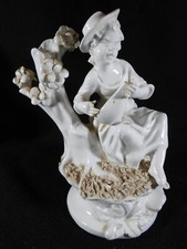 STATUETTE FIGURINE FEMME JOUANT DE LA MUSIQUE EN PORCELAINE CAPODIMONTE ITALIE
