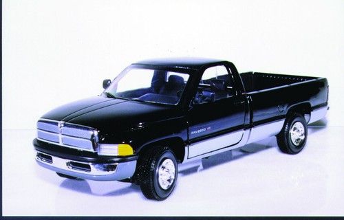 1:18 Ertl Dodge Ram '95 2500 SLT V-10 blk/silv or flame red/silv - Picture 2 of 6