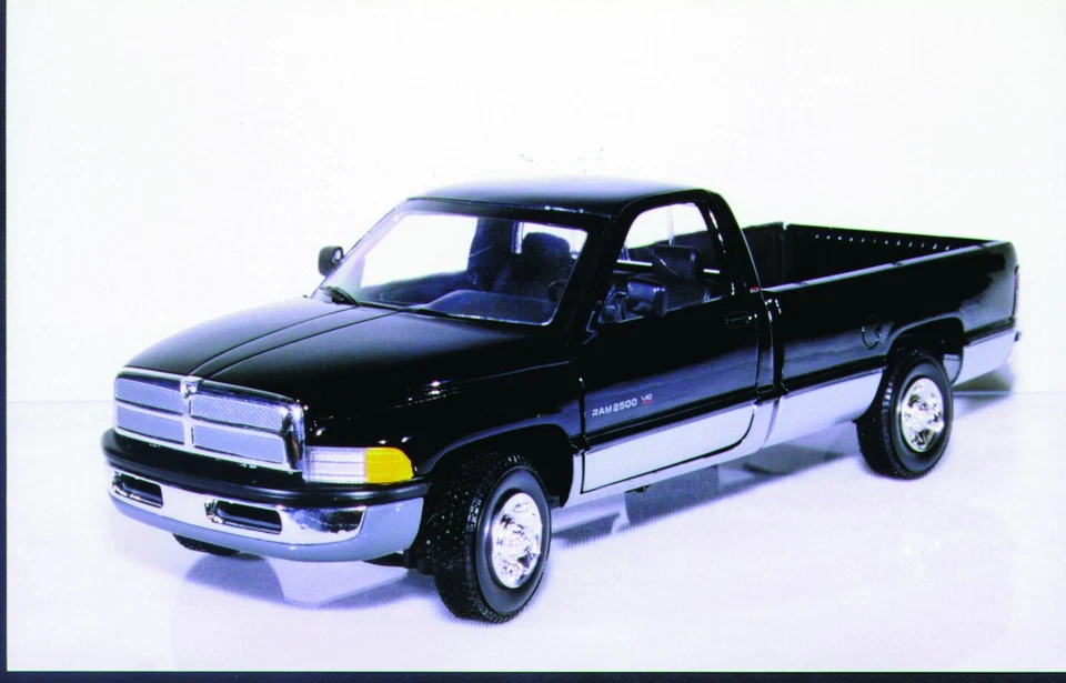 Dodge Ram '95 2500 SLT V-10 1:18 negro/plateado o rojo llama/plateado Foto 2 de 4