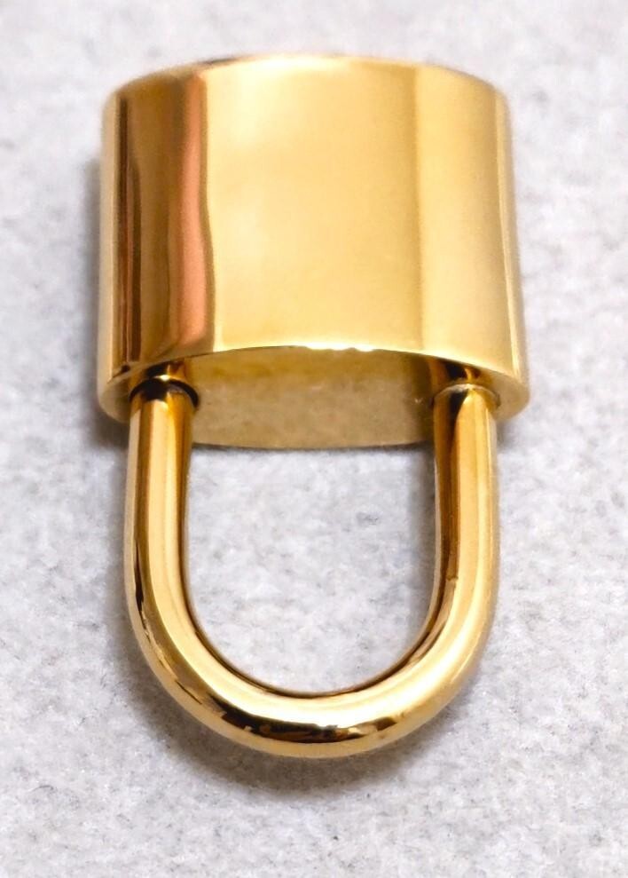 GIVENCHY キーリング パッドロック GOLDEN YELLOW GIVENCHY Padlock Keyring Gold Color Logo Engraved Keychain
