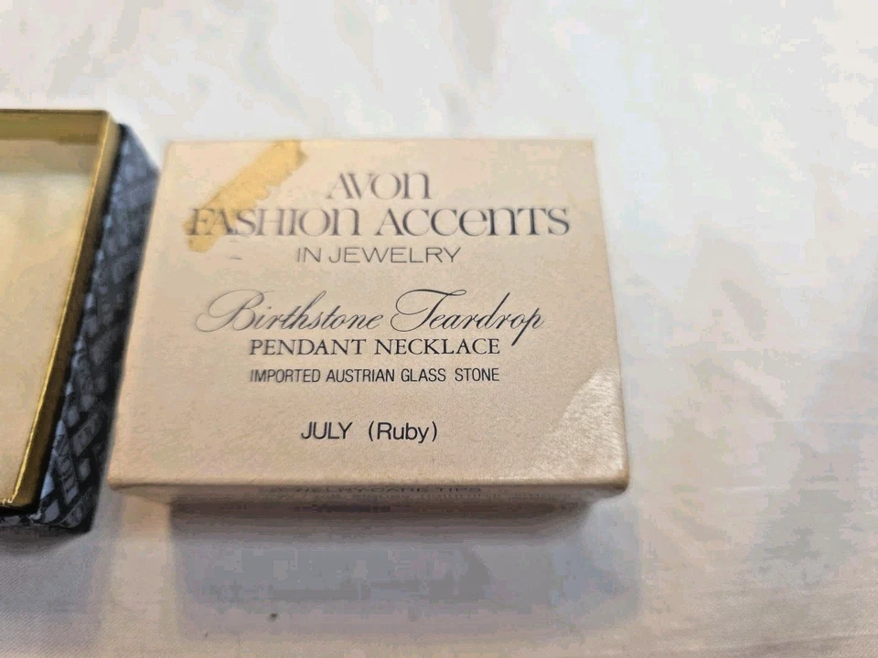COLGANTE PIEDRA DE NACIMIENTO AVON VINTAGE 18 pulgadas COLLAR PIEDRA DE VIDRIO RUBÍ JULIO con CAJA 1976 Foto 3 de 4