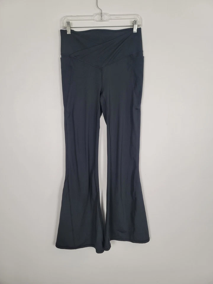 Pantalón acampanado cruzado cintura alta Fabletics para mujer mediano negro elástico absorbente Foto 4 de 4