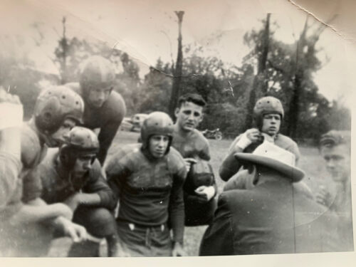 Casques anciens en cuir pour joueurs de football américain photographie coquille noir blanc - Photo 1 sur 4
