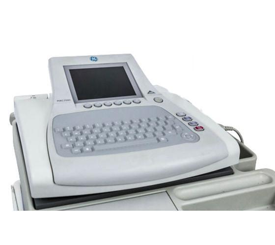 Máquina de ECG pantalla a color GE MAC 3500 12SL con pequeños daños en la carcasa