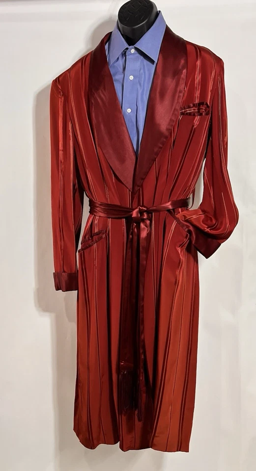 Bata Vintage Para Hombre L Borgoña Satén Caballero Vestir Fumar Chaqueta Rayas Foto 2 de 4