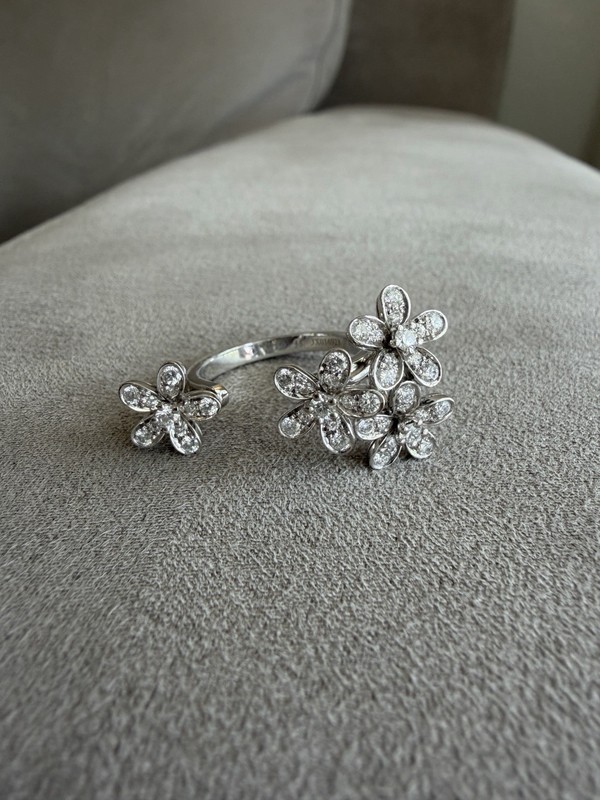 Van Cleef & Arpels Socrate Between The Finger Ring 18K White Gold $15,900 Retail