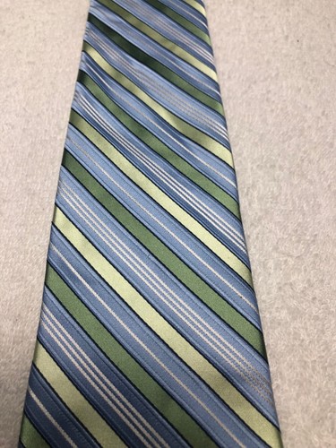 CRAVATTA UOMO JONES NEW YORK BLU CIELO CON STRISCE VERDI GIALLE 3,75 X 60 - Foto 3 di 4