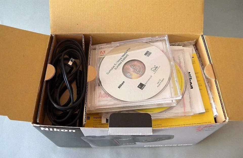 NIKON COOLPIX 995 DIGITAL CAMERA / 3.34 MP  4X OPTICAL ZOOM W/ACCESORIES / JAPAN - Image 3 of 4