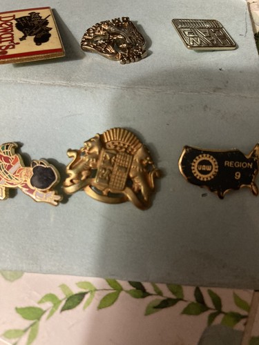 Handsome Lot of 6 Pins - Picture 5 of 7