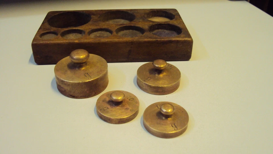 Anciens poids en Laiton dans leur Boite - Photo 2/3