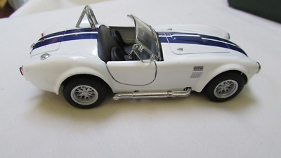 Kinsmart 1965 Shelby Corba 427 S/C 1/32 KT5322 White with Navy Strips