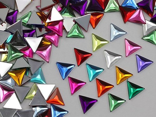 13mm Green Peridot .PD Flat Back Triangle Acrylic Gemstones - 50 Pieces - Picture 3 of 4