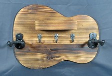 Gitarren Wandhalterung f&uuml;r 2 Gitarren und Zubeh&ouml;r, Massivholz, Altholz, Unikat
