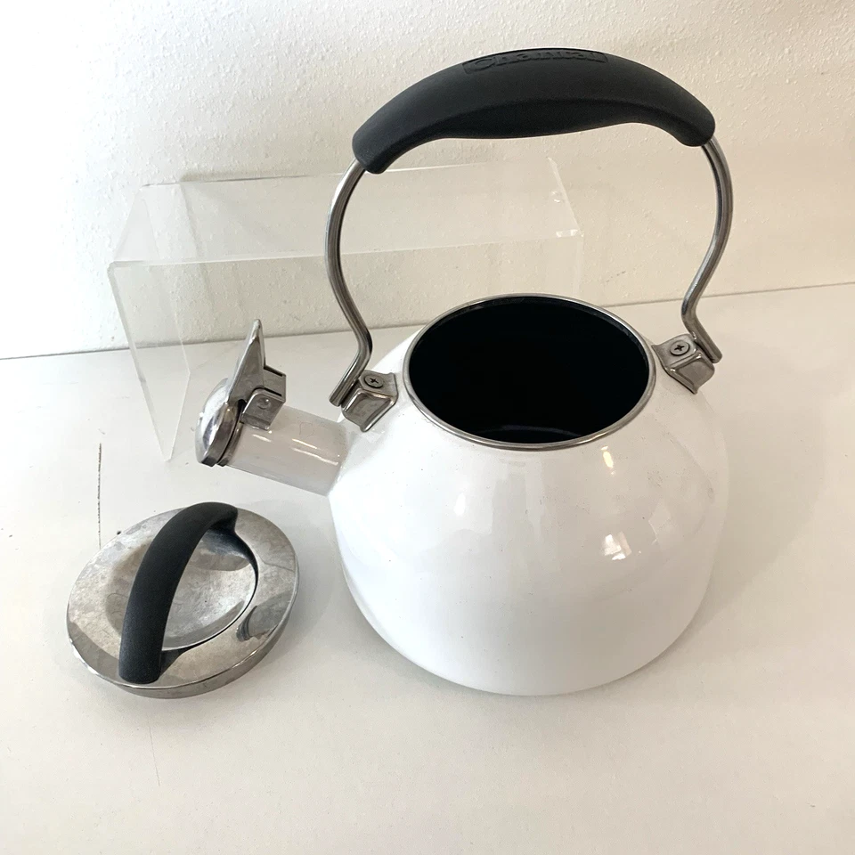 Tetera Chantal Whistling esmalte blanco acero inoxidable mango StayCool 2 cuartos de galón de colección Foto 3 de 4