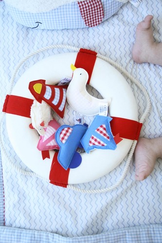 Süßes Baby Rassel SCHAF in beige mit roten Öhrchen aus weichem Polyesterfilz - Bild 2 von 5