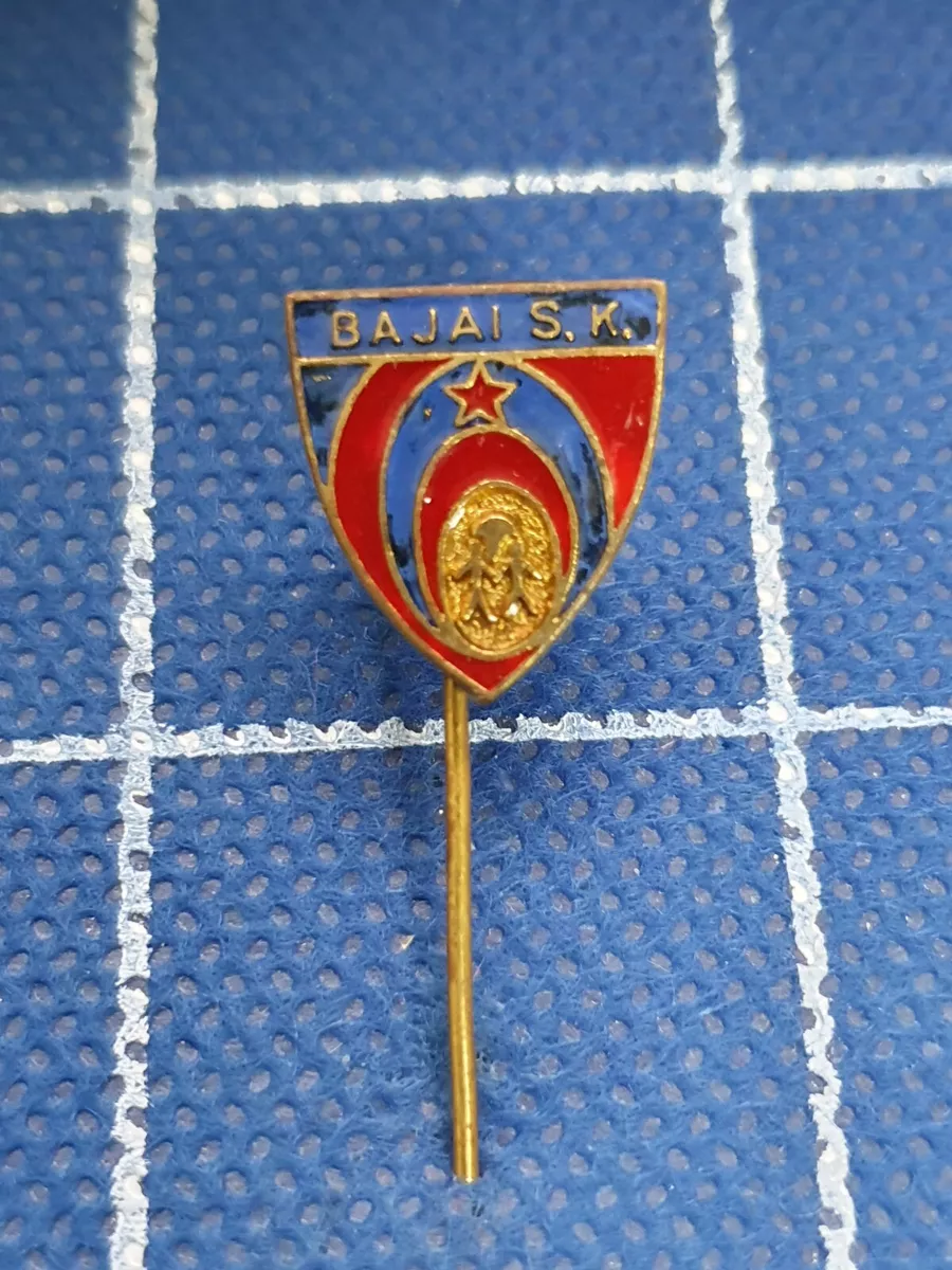 soccer football pin / badge - Hungary