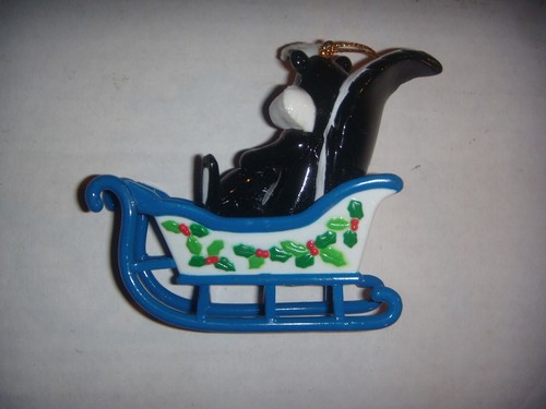 Vintage Danbury Mint Peanuts Pepe Le Pew Christmas Ornament - Picture 2 of 4