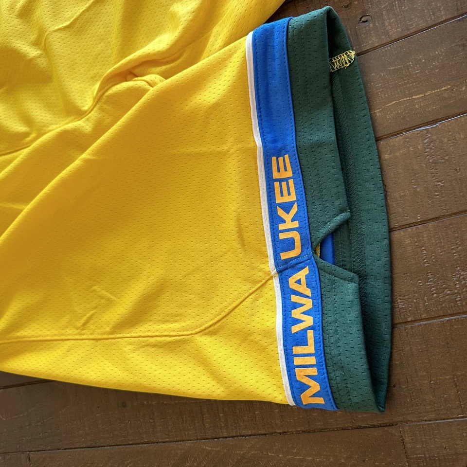 全新带标签 Nike Milwaukee Bucks 黄色城市版 Swingman 短裤 尺寸 Youth L 14/16 — 第 4/4 张图片