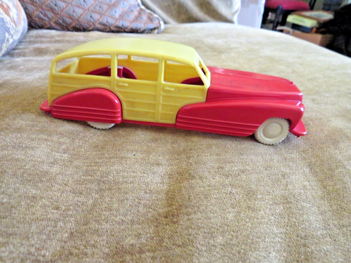 VINTAGE EARLY 1950s TRIUMPH USA 7" L HARD PLASTIC WOODY STATION WAGON TOY CAR - Picture 2 of 10