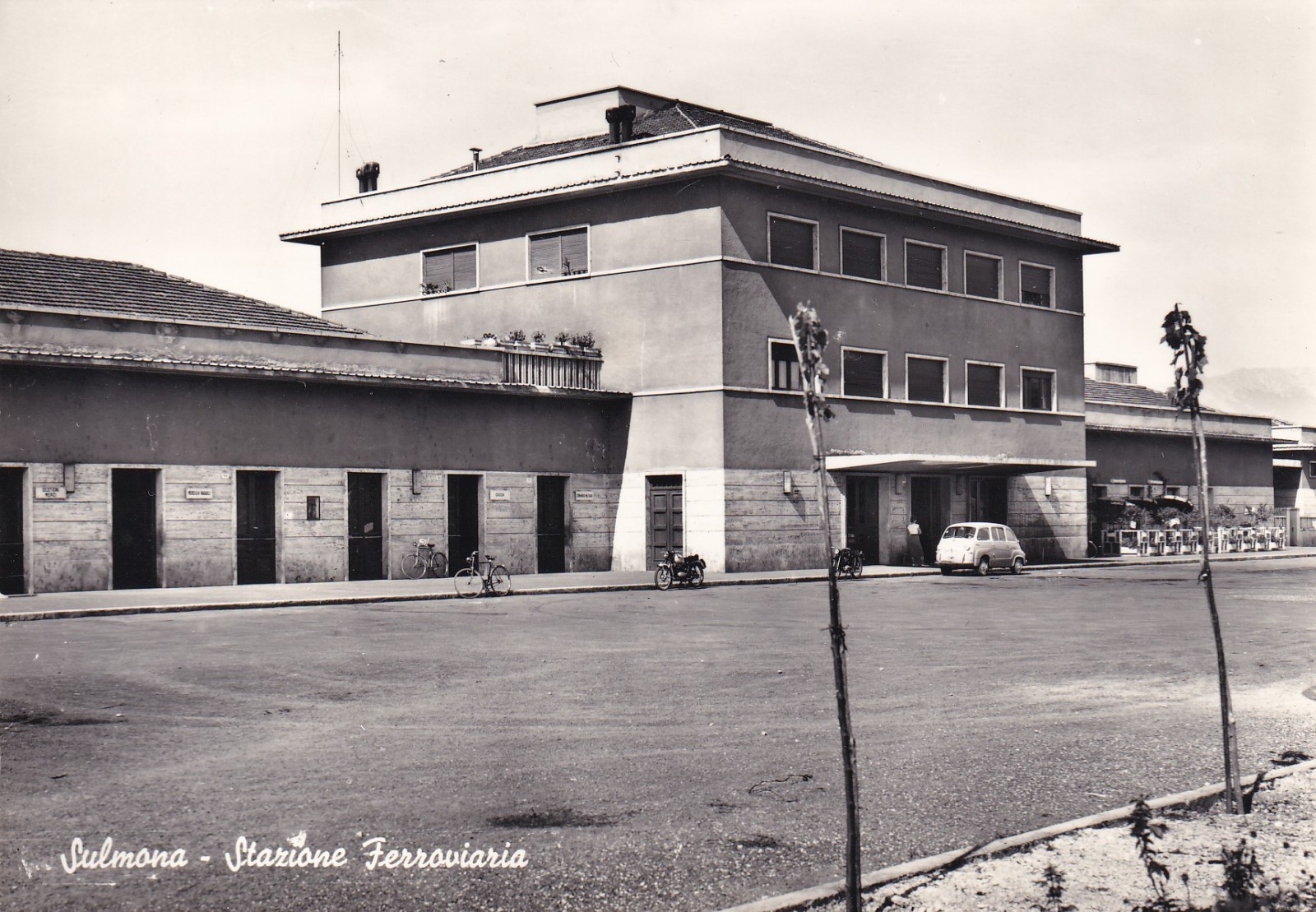 CARTOLINA DI AQUILA ,SULMONA - STAZIONE FERROVIARIA non viaggiata