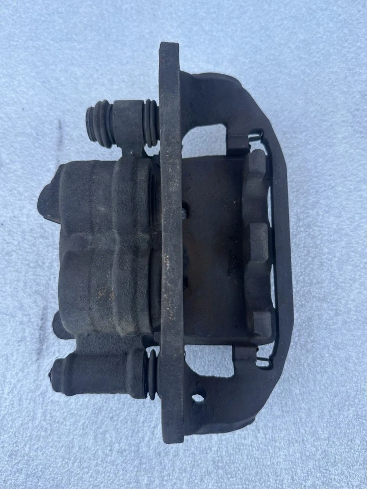 Toyota Previa 1994 lado del pasajero derecho pinza de freno delantera con opción ABS Foto 2 de 4