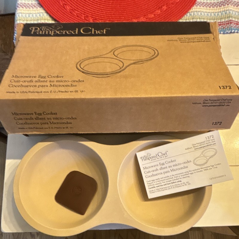 The Pampered Chef Microwave Egg Cooker 1372 Stoneware 5in x 2in NEW IN BOX