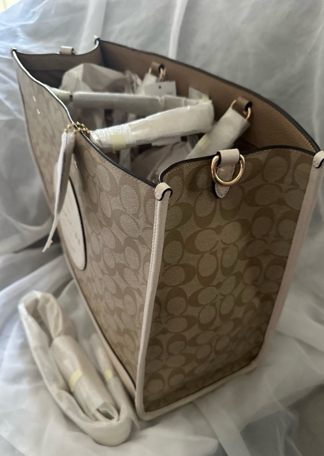 COACH DEMPSEY 40 IN LIGHT KHAKI/CHALK EX-LRG TOP HANDLES/STRAP + LOGO CHARM NEW image 6