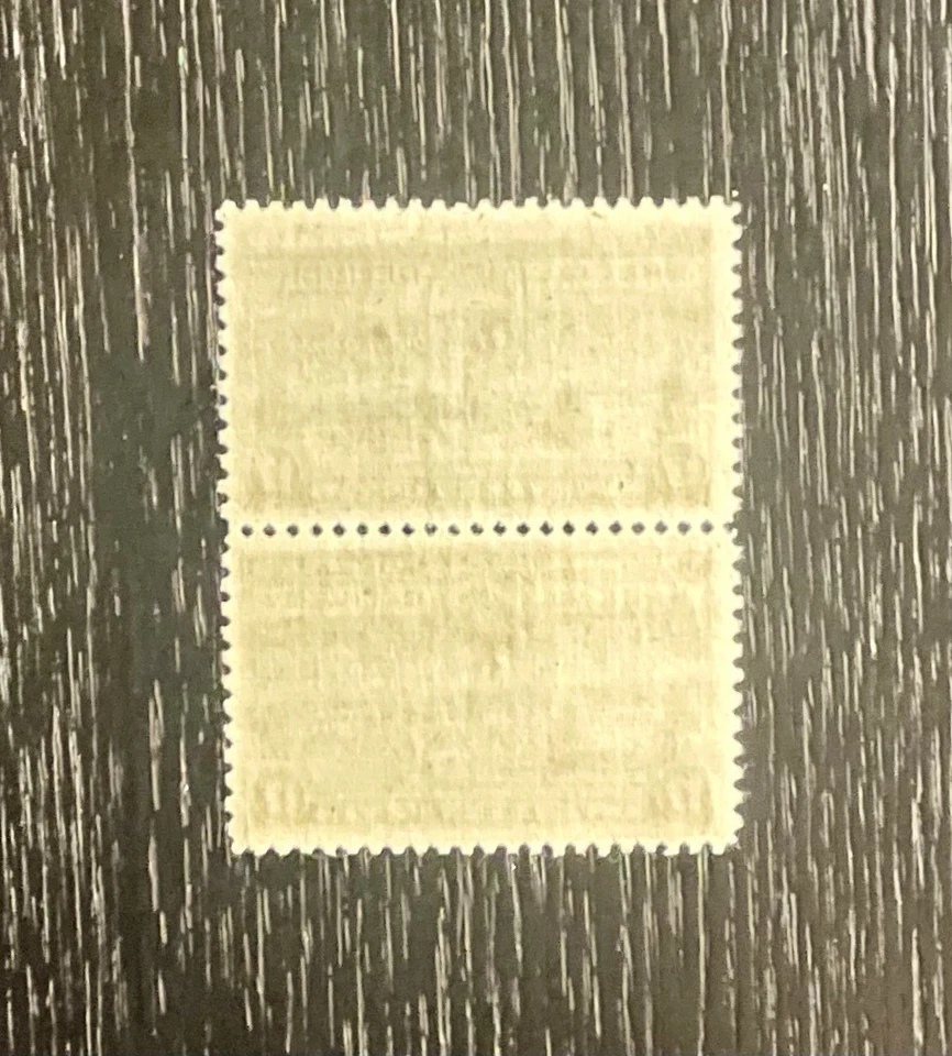 Par de estampillas de Estados Unidos de la Segunda Guerra Mundial 1944 # E18 entrega especial naranja-amarillo 17c MNH OG Foto 2 de 2