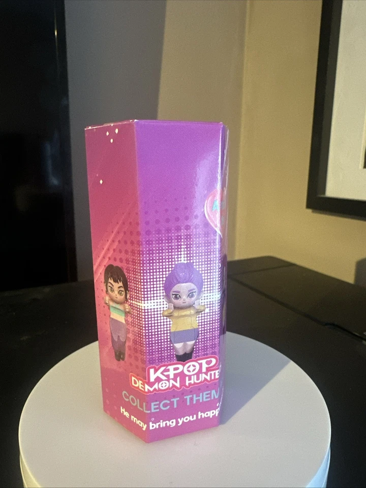 K-Pop Demon Hunters Water Bottle + 2 Mystery Figures - Image 4 of 4