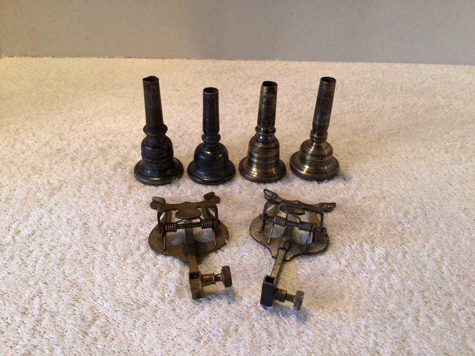 4 VINTAGE *FRANK HOLTON* H.M. WHITE TRUMPET HORN MOUTH PIECES MUSIC HOLDERS Popularność 2022