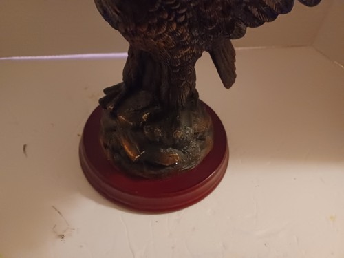 Schöne Vintage seltene Adlerskulptur kleiner Haaransatz Riss auf dem oberen Flügel - Bild 12 von 24