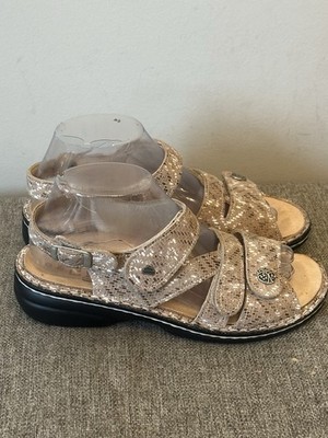 Finn Comfort Gomera metallic textured snakeskin pattern Size 38=7.5