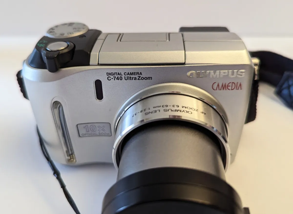 Olympus CAMEDIA C-740 Ultra Zoom 3.2MP Digital point & shoot