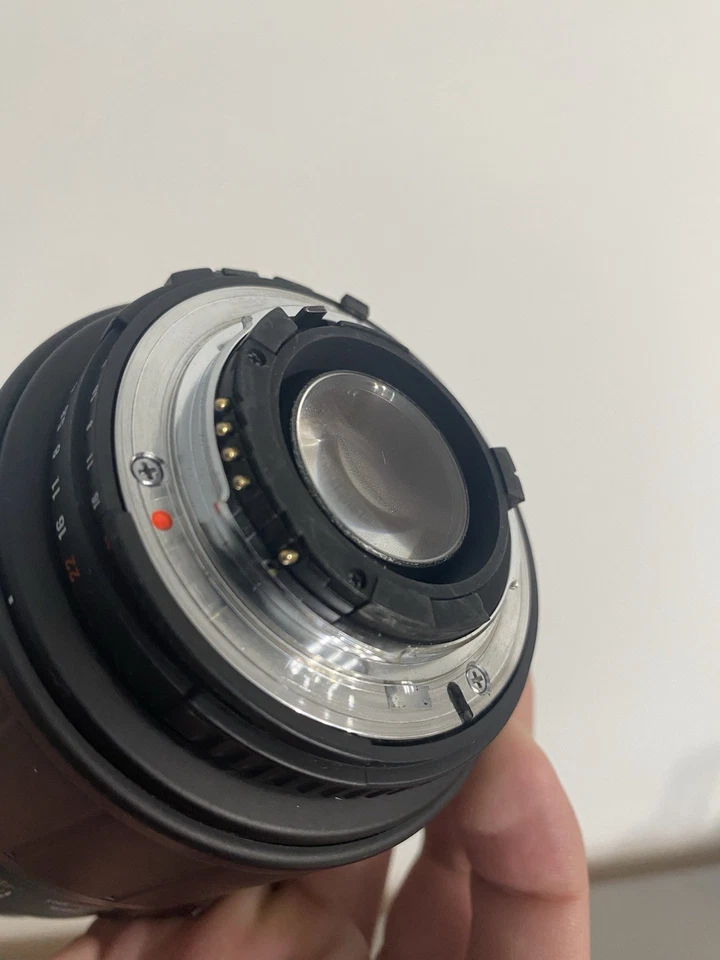 BUEN ESTADO - Sigma AF 70-300mm 1:4-5.6 D APO Macro Super - Montaje F con Tapas Foto 3 de 4